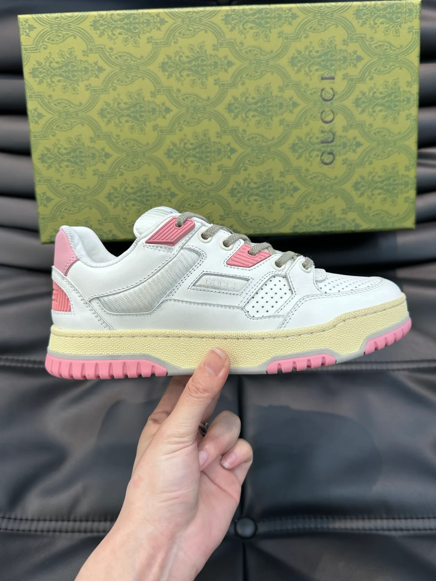 Men's Men's Shoes 💰p520 "GUCC*" Gucci's new couple's 👫 distressed effect sneakers. This low-top sneaker adopts a basketball-style silhouette design and cleverly incorporates hollow panels and distressed effects, showing its unique ingenuity. The ingenuity incorporates brand logo details such as interlocking Double G styling accessories and Gucci lettering, a low-key tribute to the brand's design heritage. A rubber non-slip outsole, inlays and embossed sole give the entire design a contemporary feel. Size: 35-45